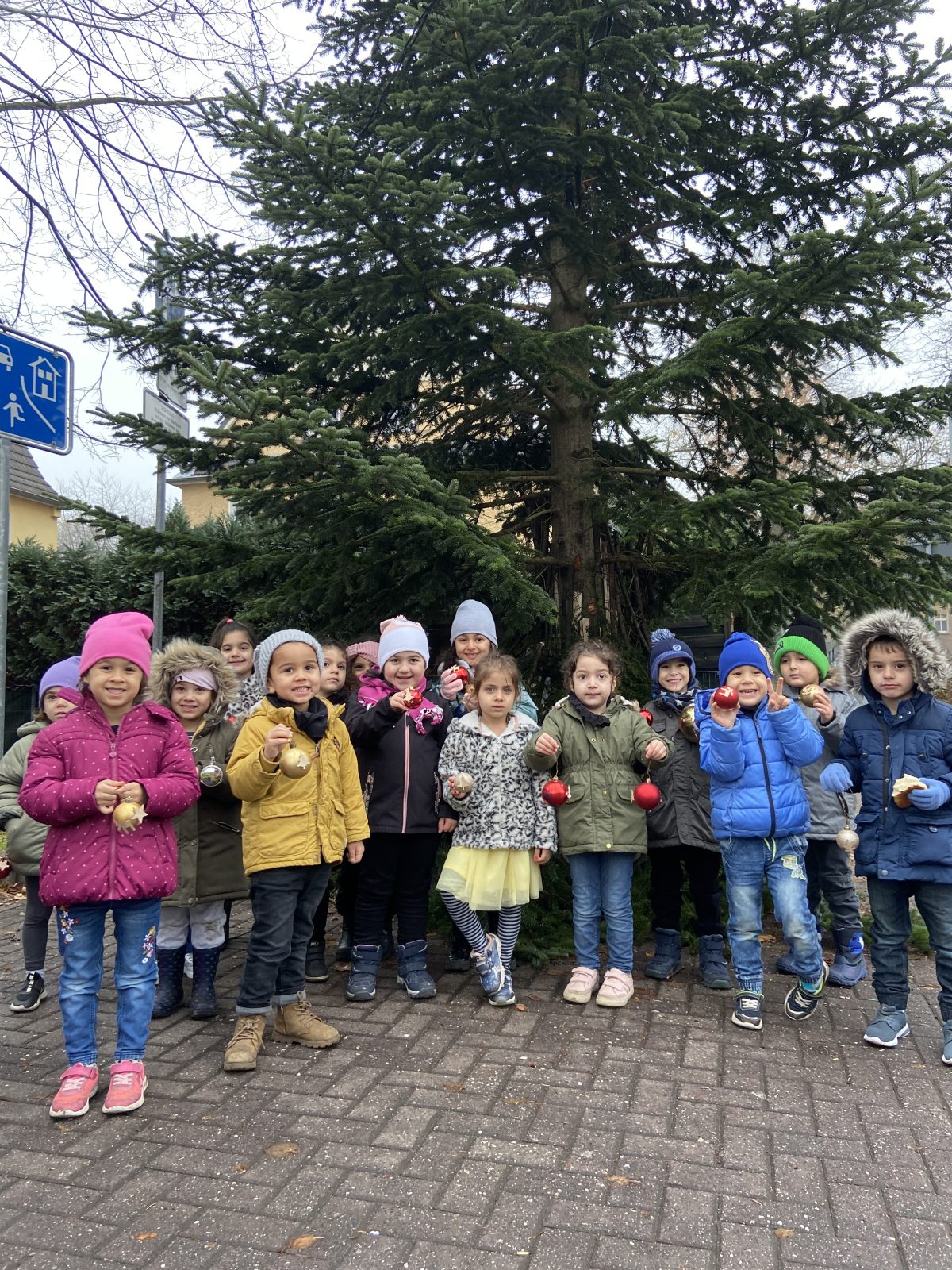 Kita-Kinder schmücken riesigen Tannenbaum auf Lohberger Marktplatz