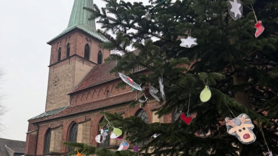 Kinder der OGS Hünxe schmücken Tannenbaum